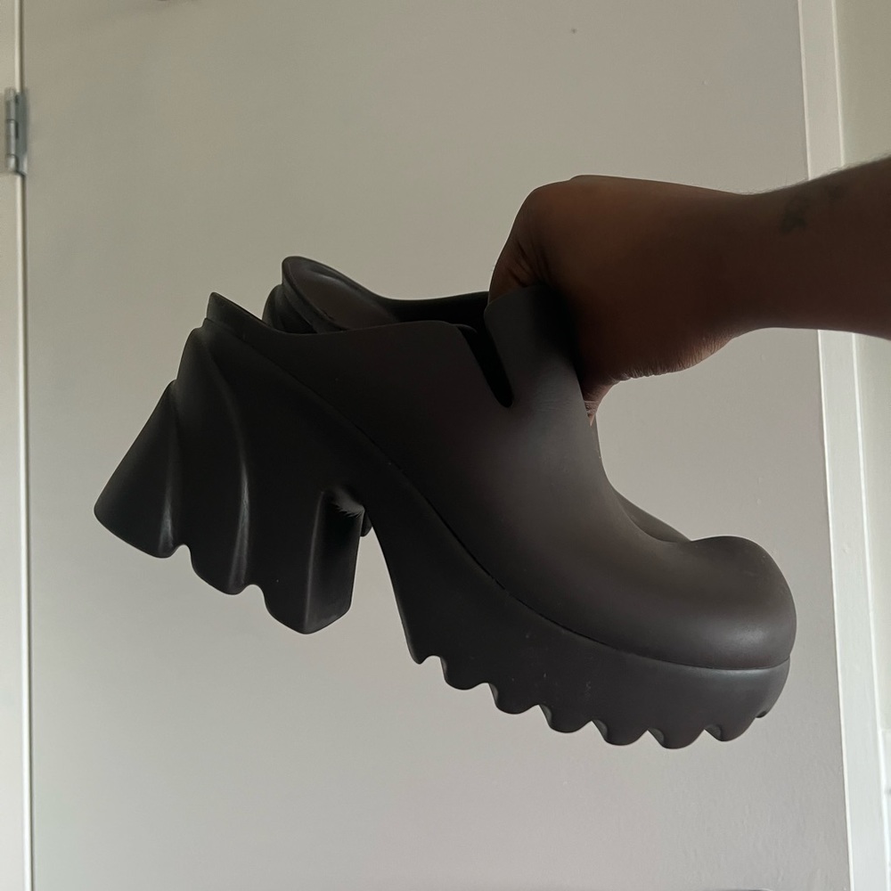 bottega veneta rubber flash clog